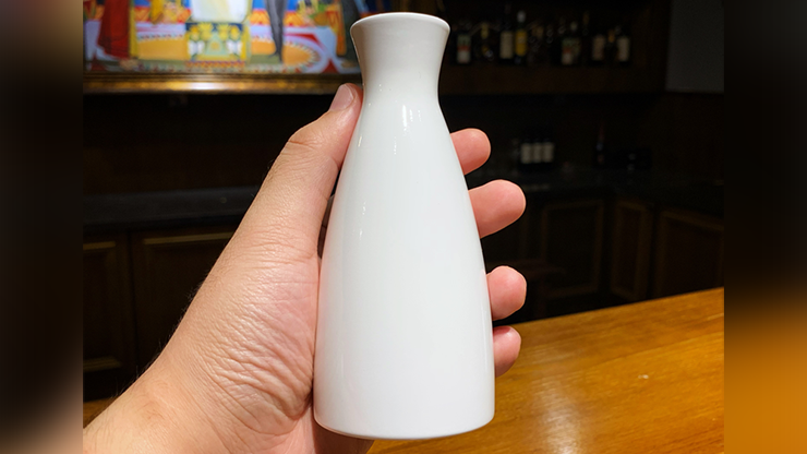 The Chinese Flagon SMALL (Gimmick and Online Instructions) by Bacon Magic - Trick